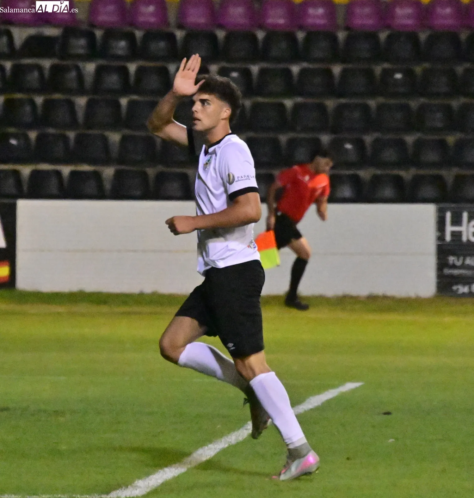 Foto 9 - FOTOS | El Salamanca UDS logra su primera victoria de la pretemporada ante el Santa Marta (3-1)