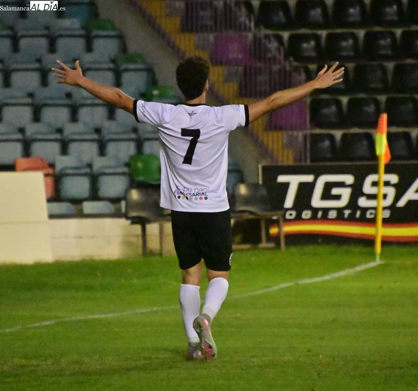 Foto 8 - FOTOS | El Salamanca UDS logra su primera victoria de la pretemporada ante el Santa Marta (3-1)