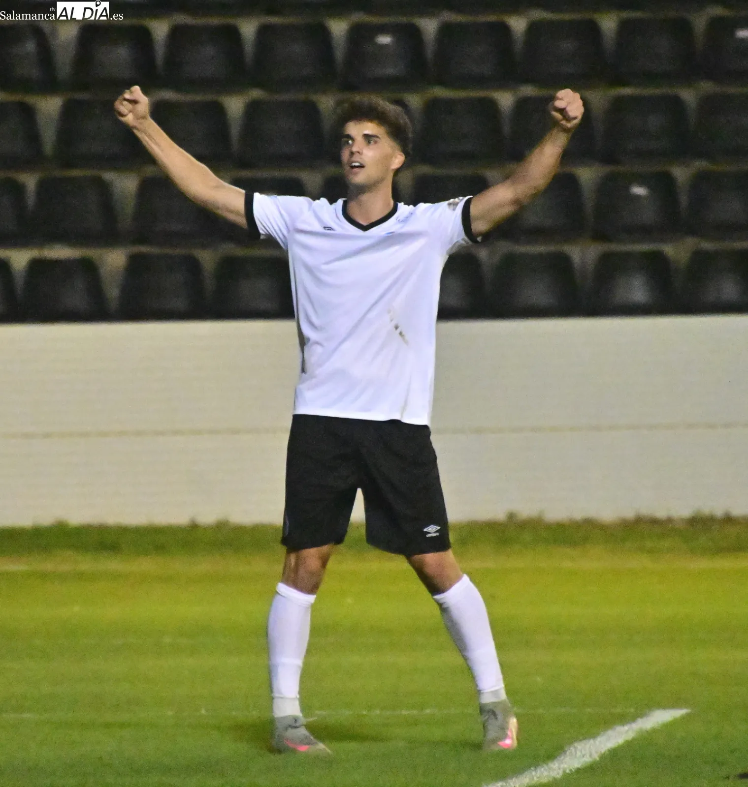 Foto 5 - FOTOS | El Salamanca UDS logra su primera victoria de la pretemporada ante el Santa Marta (3-1)