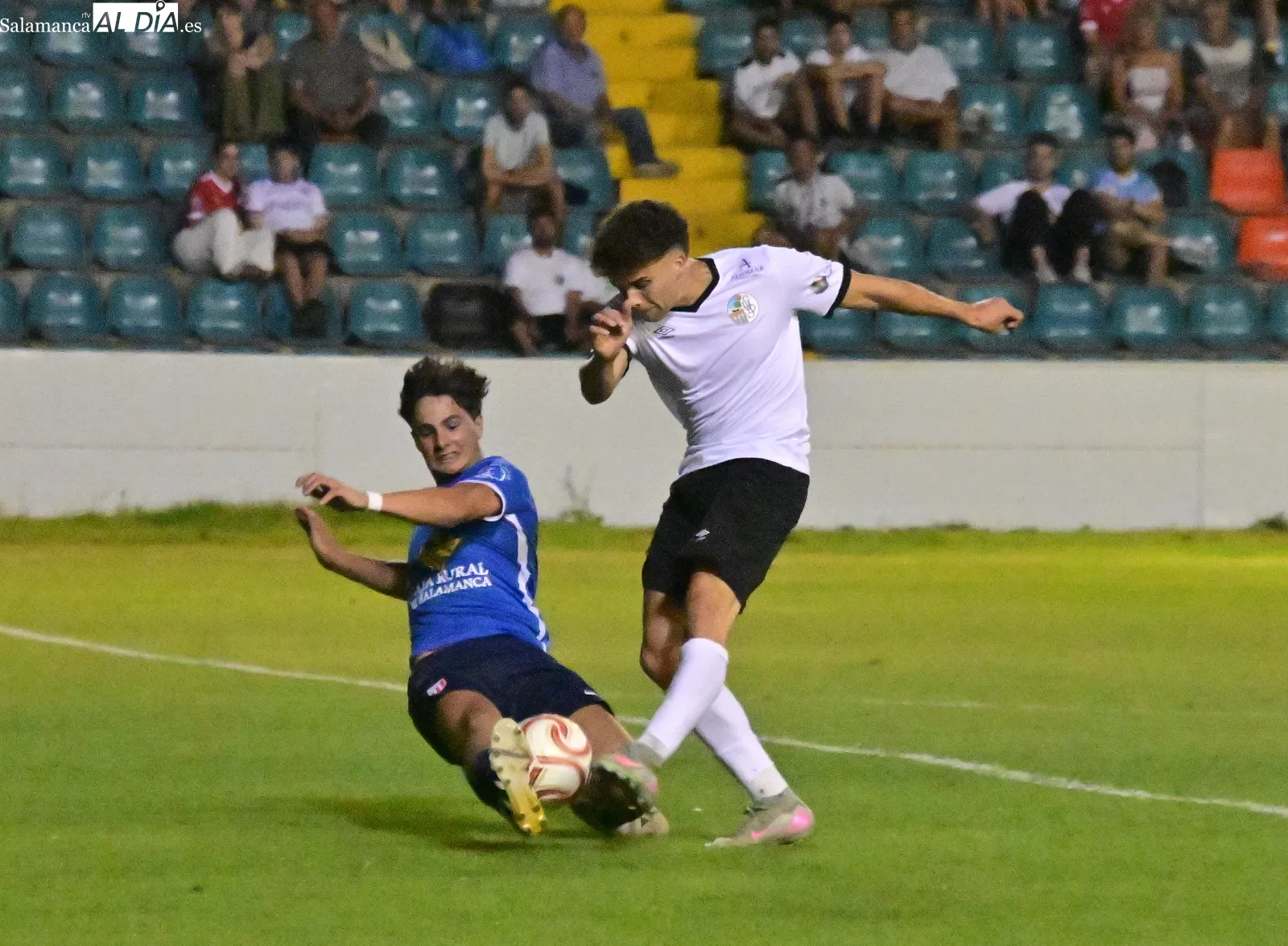 Foto 3 - FOTOS | El Salamanca UDS logra su primera victoria de la pretemporada ante el Santa Marta (3-1)