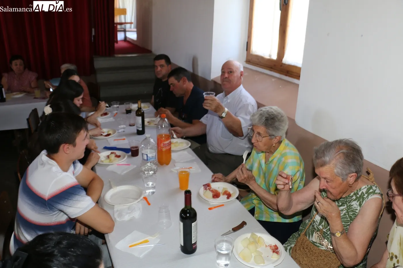 Convite de homenaje a los mayores en Peralejos de Abajo / CORRAL
