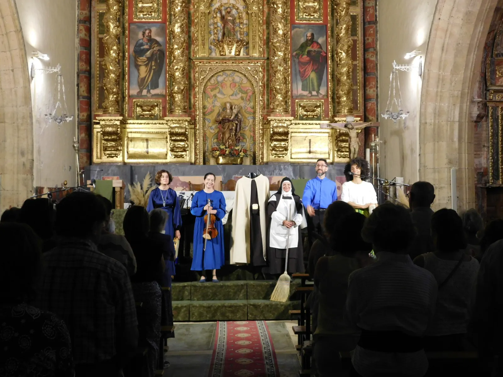 Foto 3 - Palaciosrubios abre sus fiestas reuniendo a todo un pueblo en torno a &lsquo;Juan, el esp&iacute;ritu del amor&rsquo;