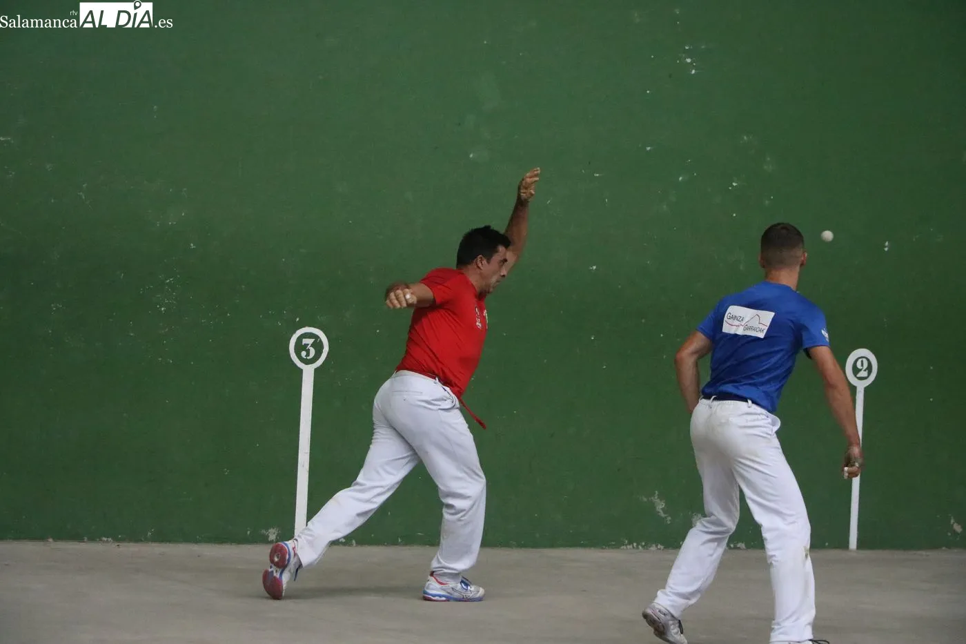 Partido de pelota a mano y homenaje a Manuel Fernández en el frontón de Vitigudino / ARIAS