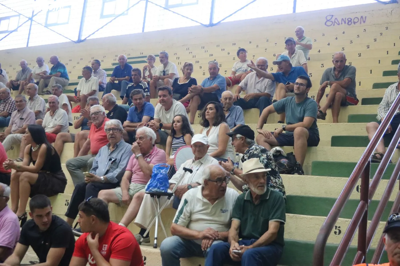 Partido de pelota a mano y homenaje a Manuel Fernández en el frontón de Vitigudino / ARIAS
