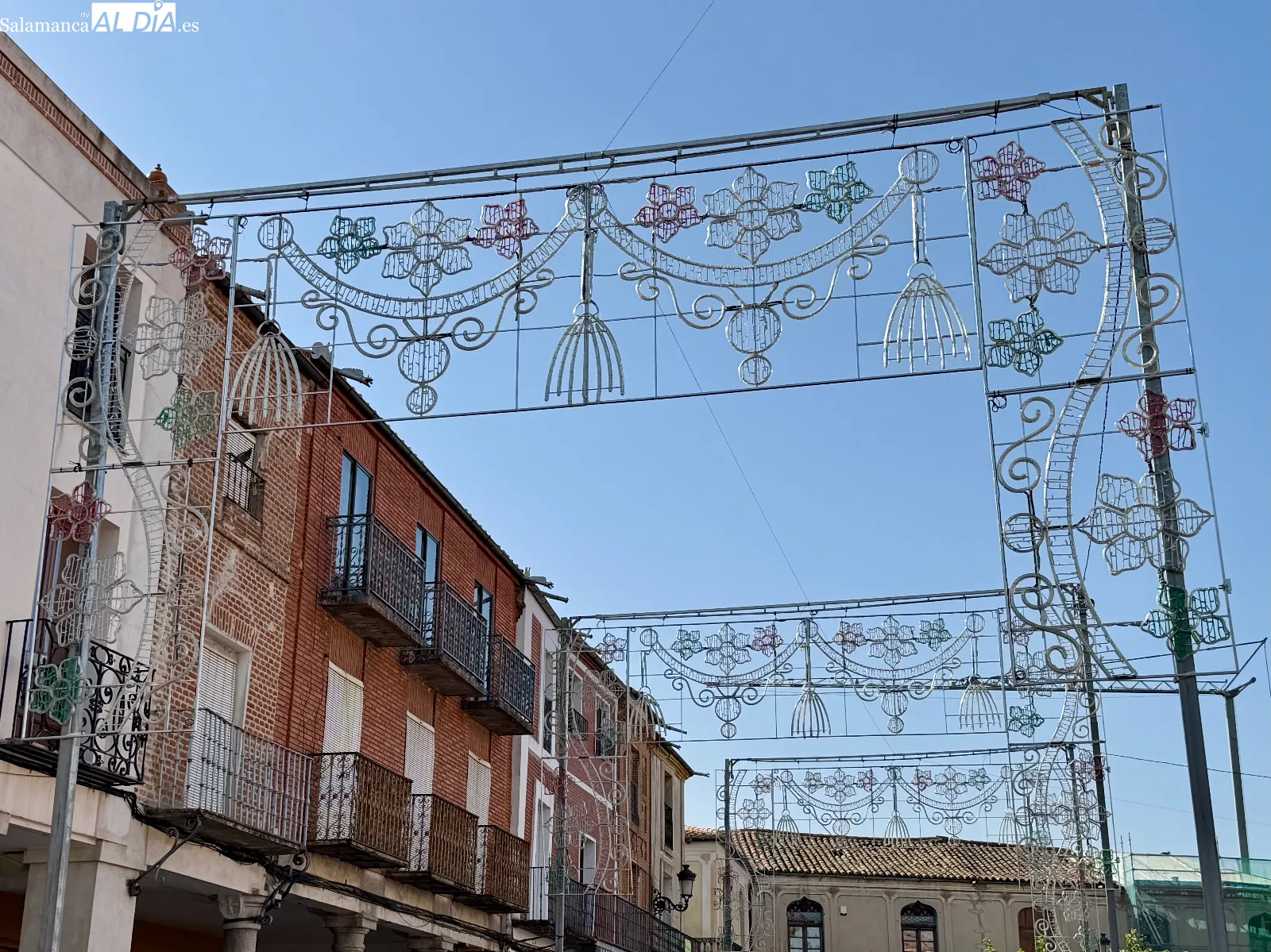 Foto 2 - El montaje de la iluminaci&oacute;n festiva arranca la cuenta atr&aacute;s para las Ferias y Fiestas 2026
