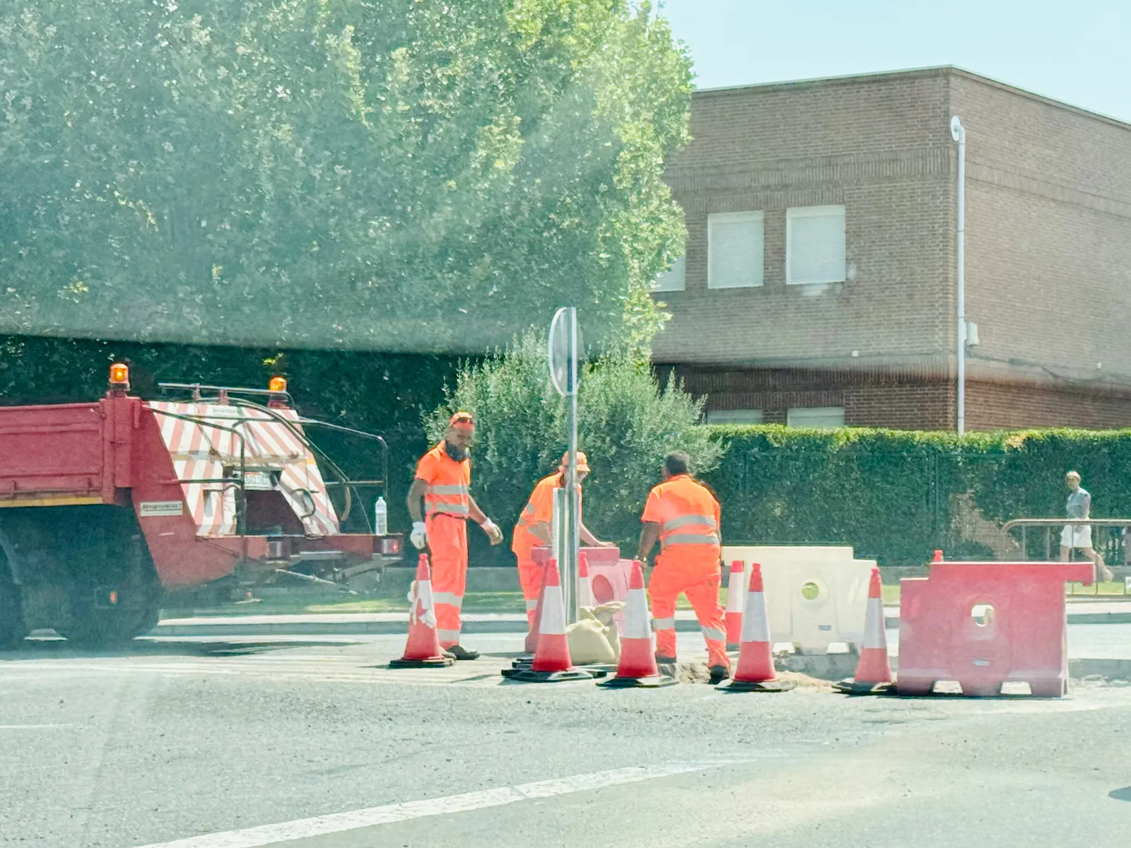 Foto 2 - Operarios y maquinaria de la Junta intervienen &ldquo;una vez m&aacute;s&rdquo; en el bache del cruce entre la avenida de Salamanca y la carretera de Medina