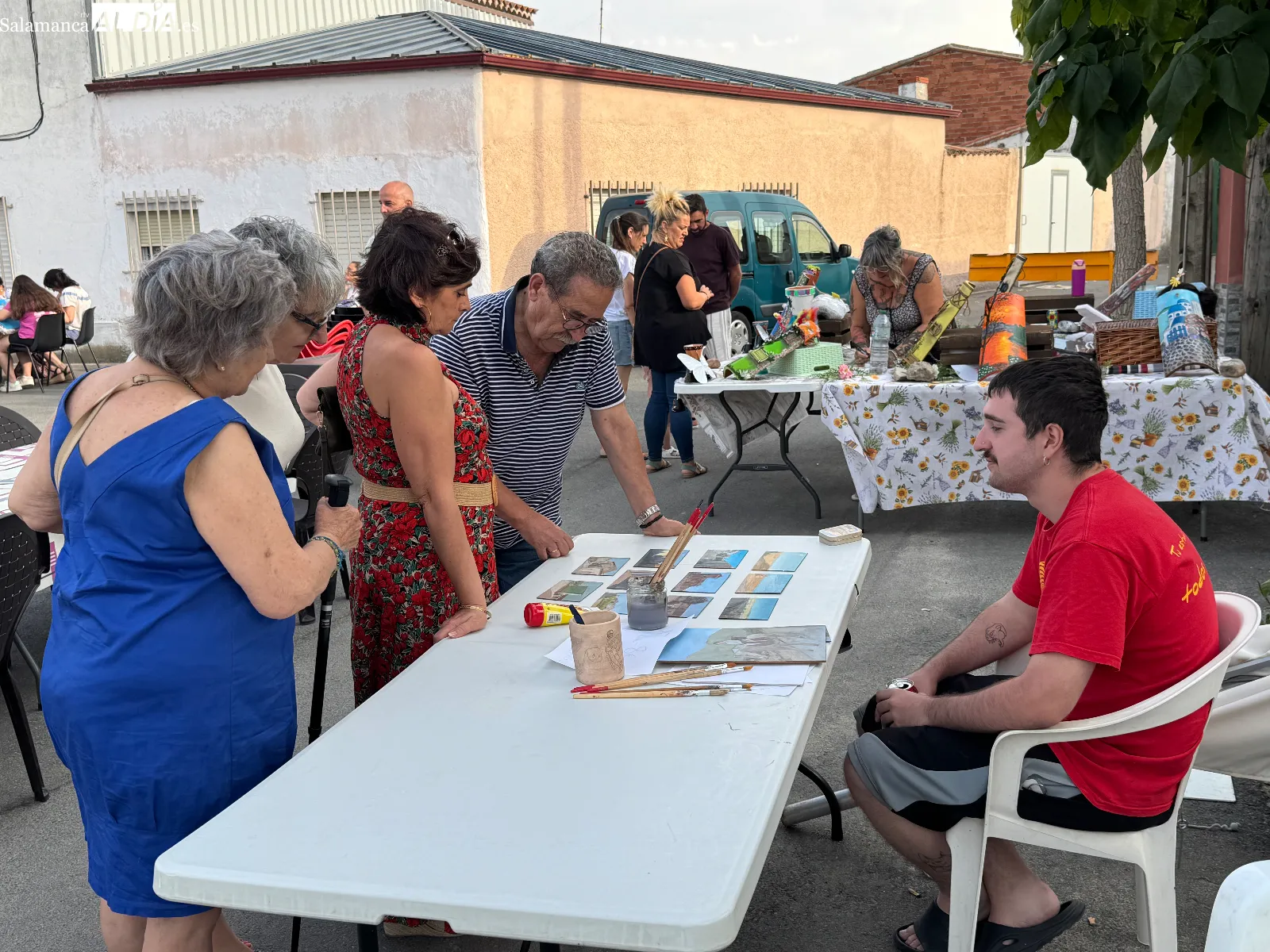 Foto 5 - La III Feria Artesana y de Alimentaci&oacute;n re&uacute;ne a multitud de vecinos y visitantes en El Campo de Pe&ntilde;aranda