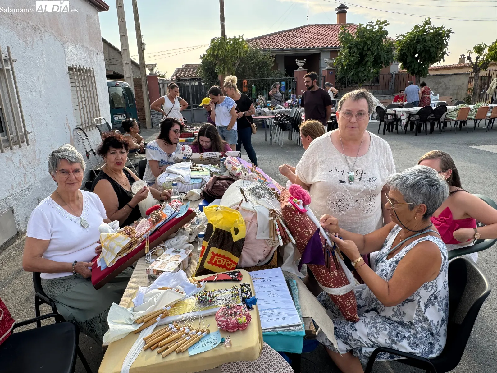 Foto 7 - La III Feria Artesana y de Alimentaci&oacute;n re&uacute;ne a multitud de vecinos y visitantes en El Campo de Pe&ntilde;aranda