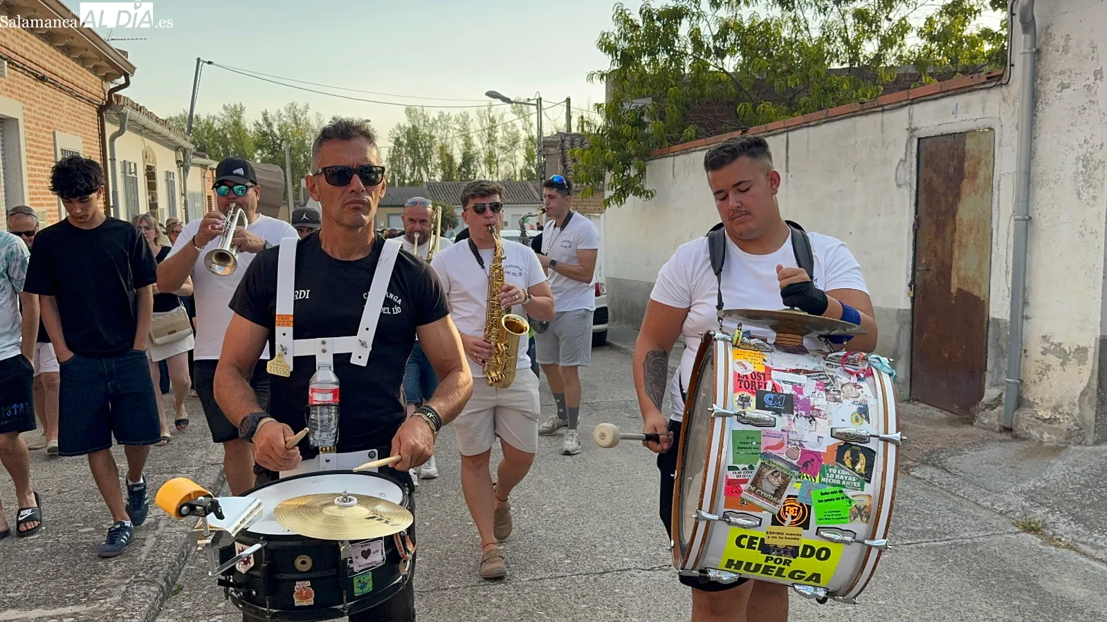 Foto 3 - Las pe&ntilde;as toman Cantaracillo para dar un multitudinario y colorido pistoletazo de salida a sus d&iacute;as grandes