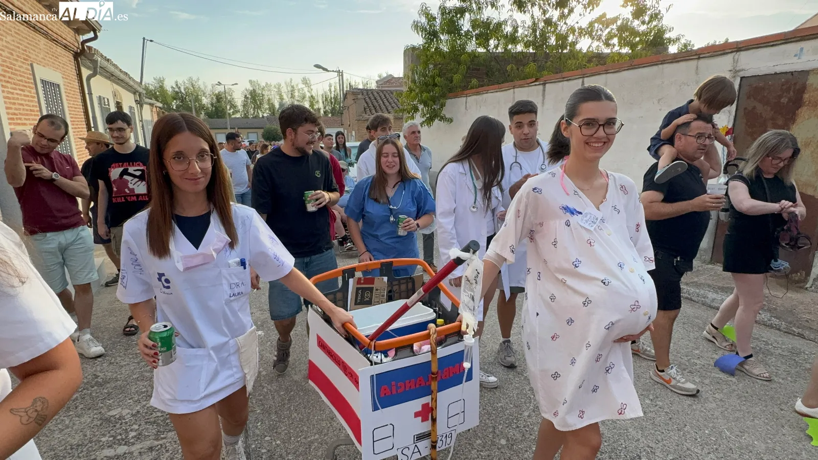 Foto 6 - Las pe&ntilde;as toman Cantaracillo para dar un multitudinario y colorido pistoletazo de salida a sus d&iacute;as grandes