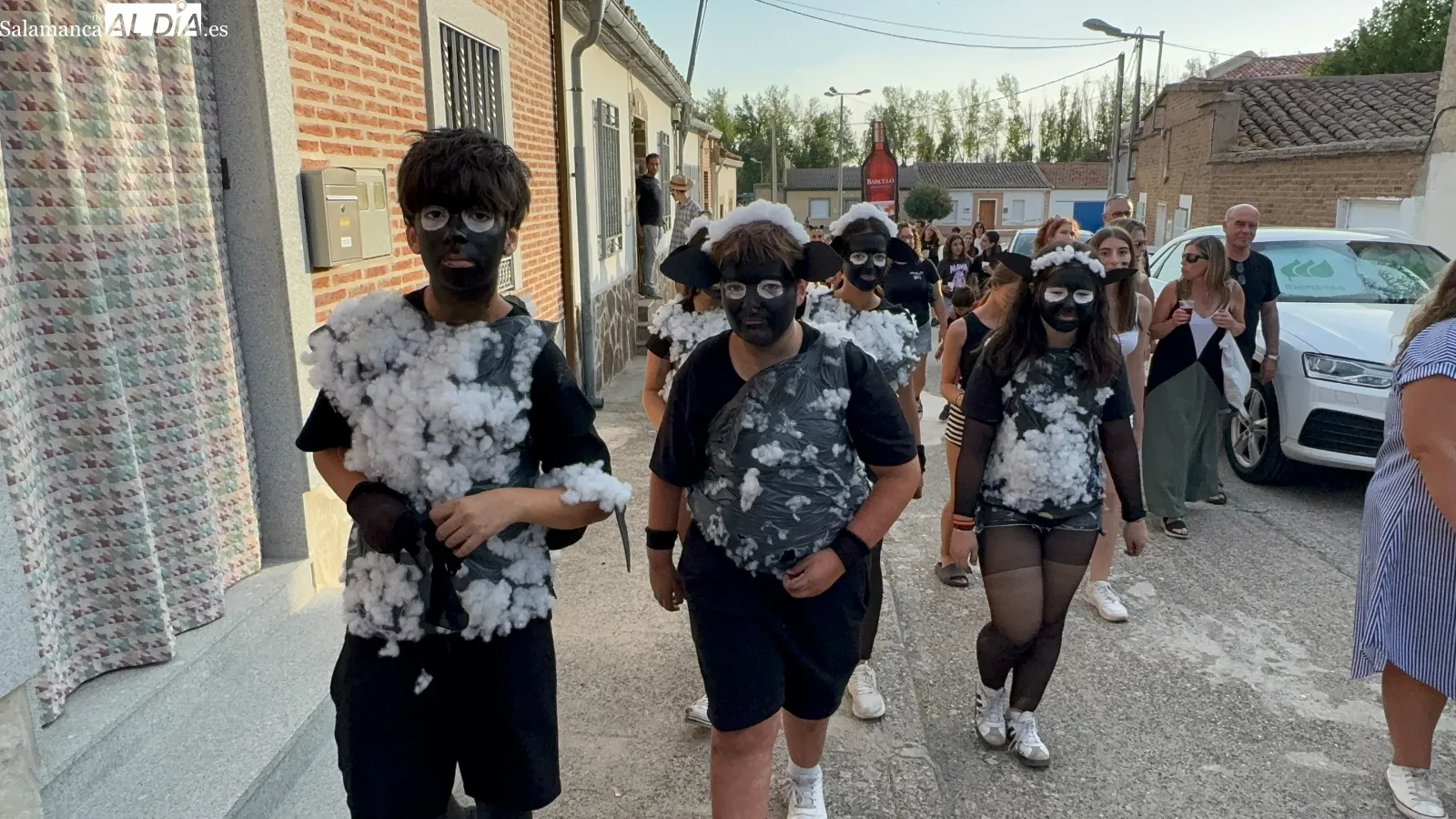 Foto 7 - Las pe&ntilde;as toman Cantaracillo para dar un multitudinario y colorido pistoletazo de salida a sus d&iacute;as grandes
