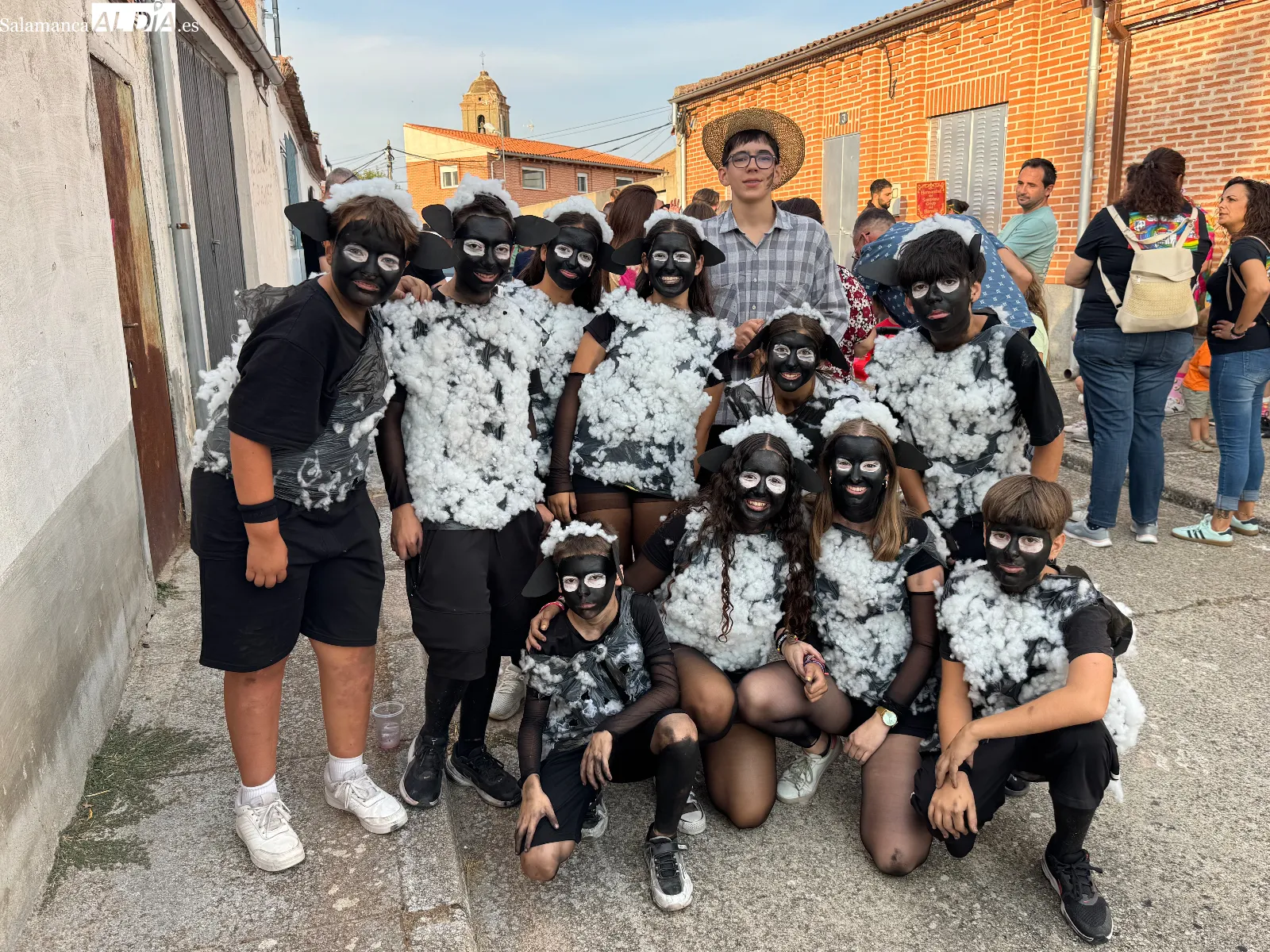 Foto 9 - Las pe&ntilde;as toman Cantaracillo para dar un multitudinario y colorido pistoletazo de salida a sus d&iacute;as grandes