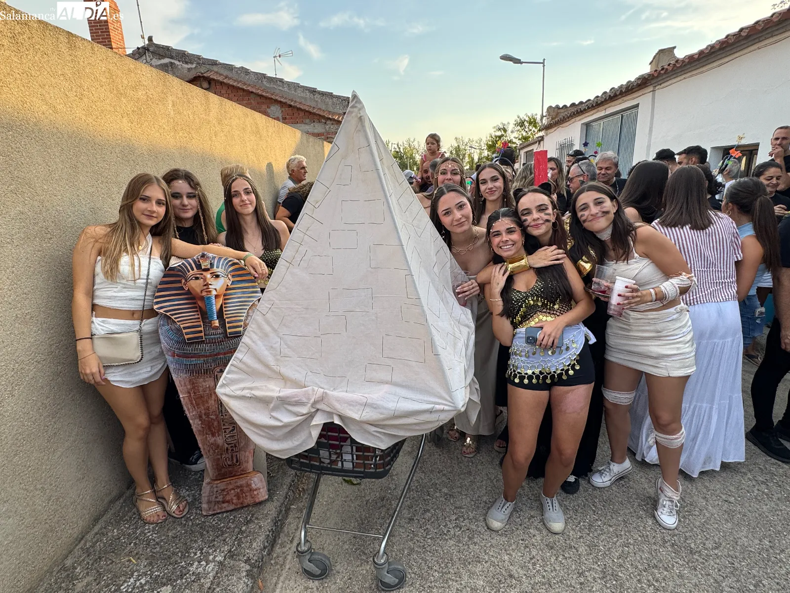 Foto 11 - Las pe&ntilde;as toman Cantaracillo para dar un multitudinario y colorido pistoletazo de salida a sus d&iacute;as grandes