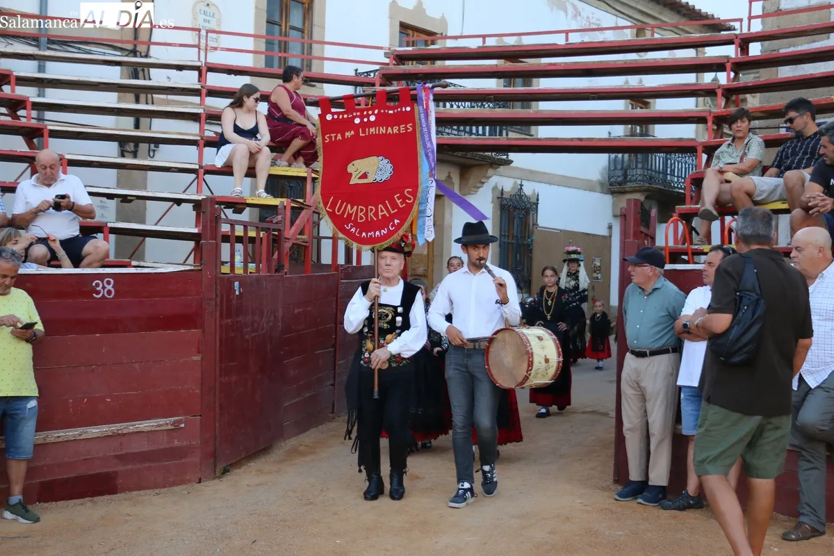 XIX Festival de Folklore con un emotivo homenaje al tamborilero de Fuenteguinaldo Jesús Andrés / CORRAL