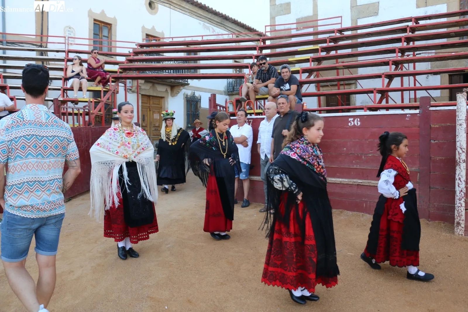 XIX Festival de Folklore con un emotivo homenaje al tamborilero de Fuenteguinaldo Jesús Andrés / CORRAL
