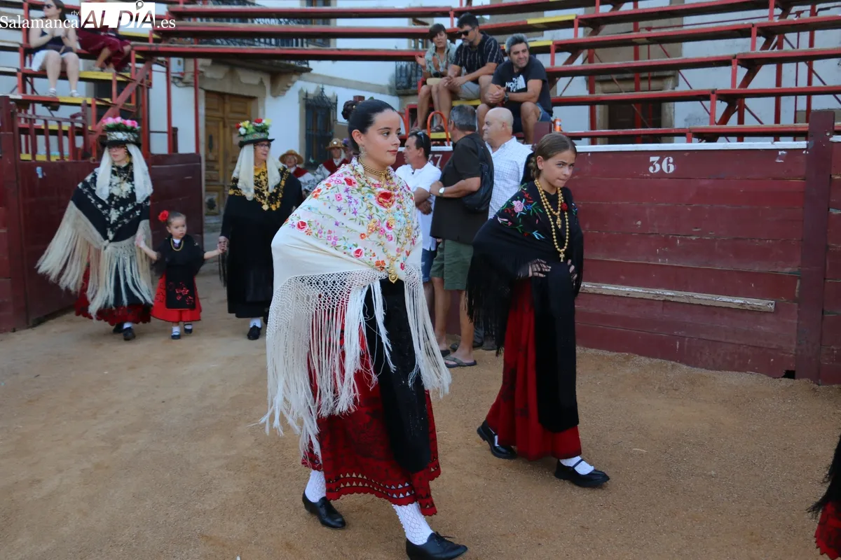 XIX Festival de Folklore con un emotivo homenaje al tamborilero de Fuenteguinaldo Jesús Andrés / CORRAL