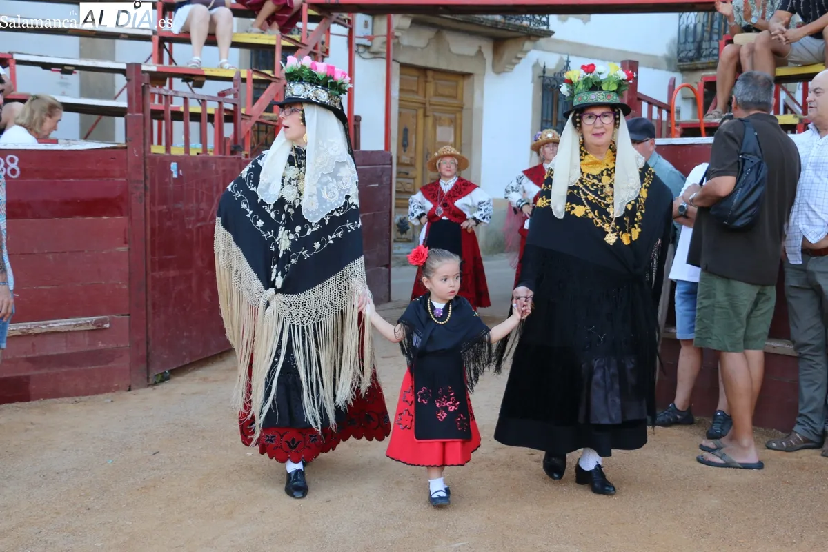XIX Festival de Folklore con un emotivo homenaje al tamborilero de Fuenteguinaldo Jesús Andrés / CORRAL