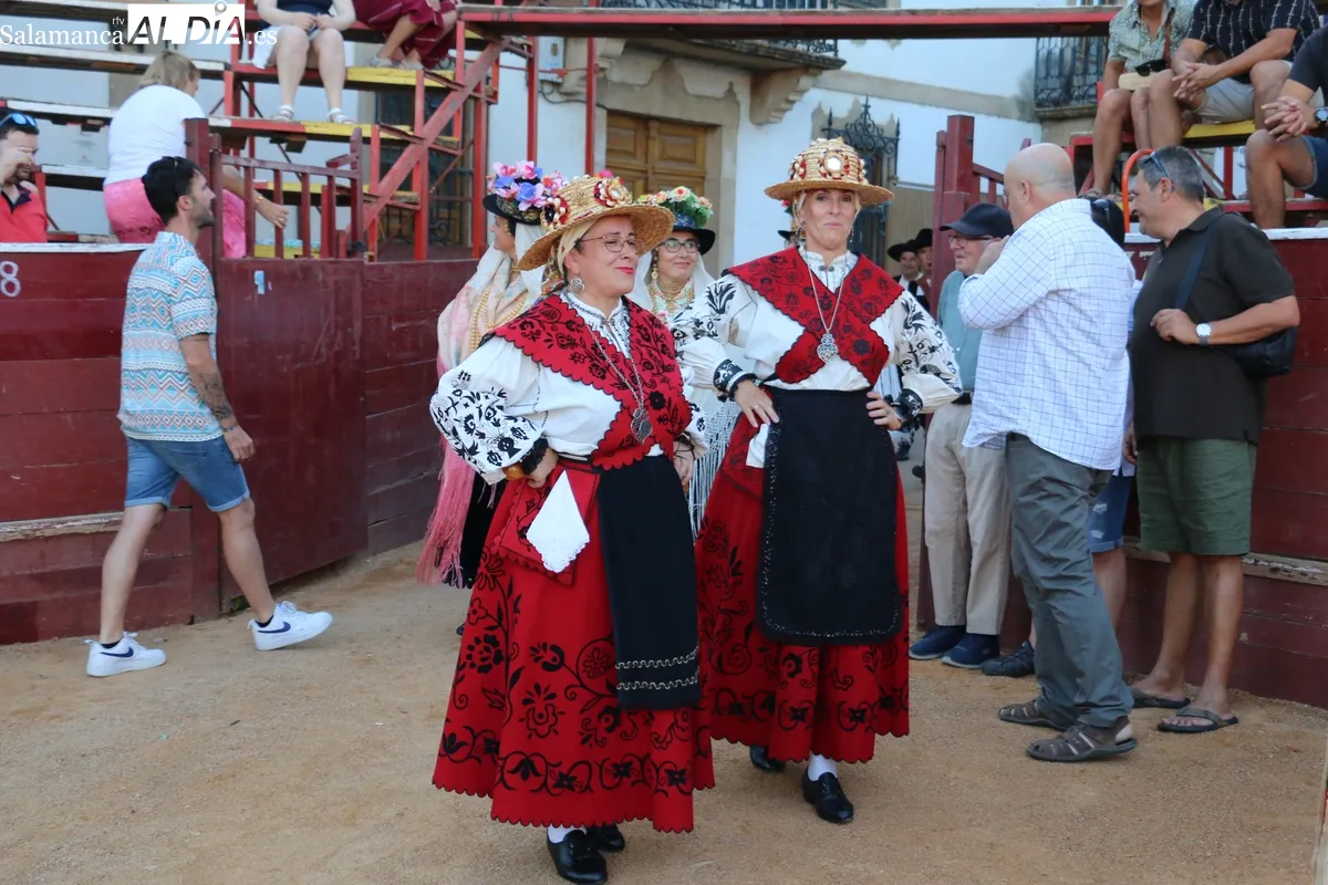 XIX Festival de Folklore con un emotivo homenaje al tamborilero de Fuenteguinaldo Jesús Andrés / CORRAL