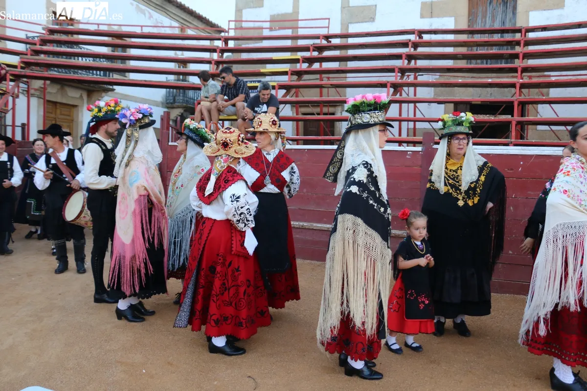 XIX Festival de Folklore con un emotivo homenaje al tamborilero de Fuenteguinaldo Jesús Andrés / CORRAL