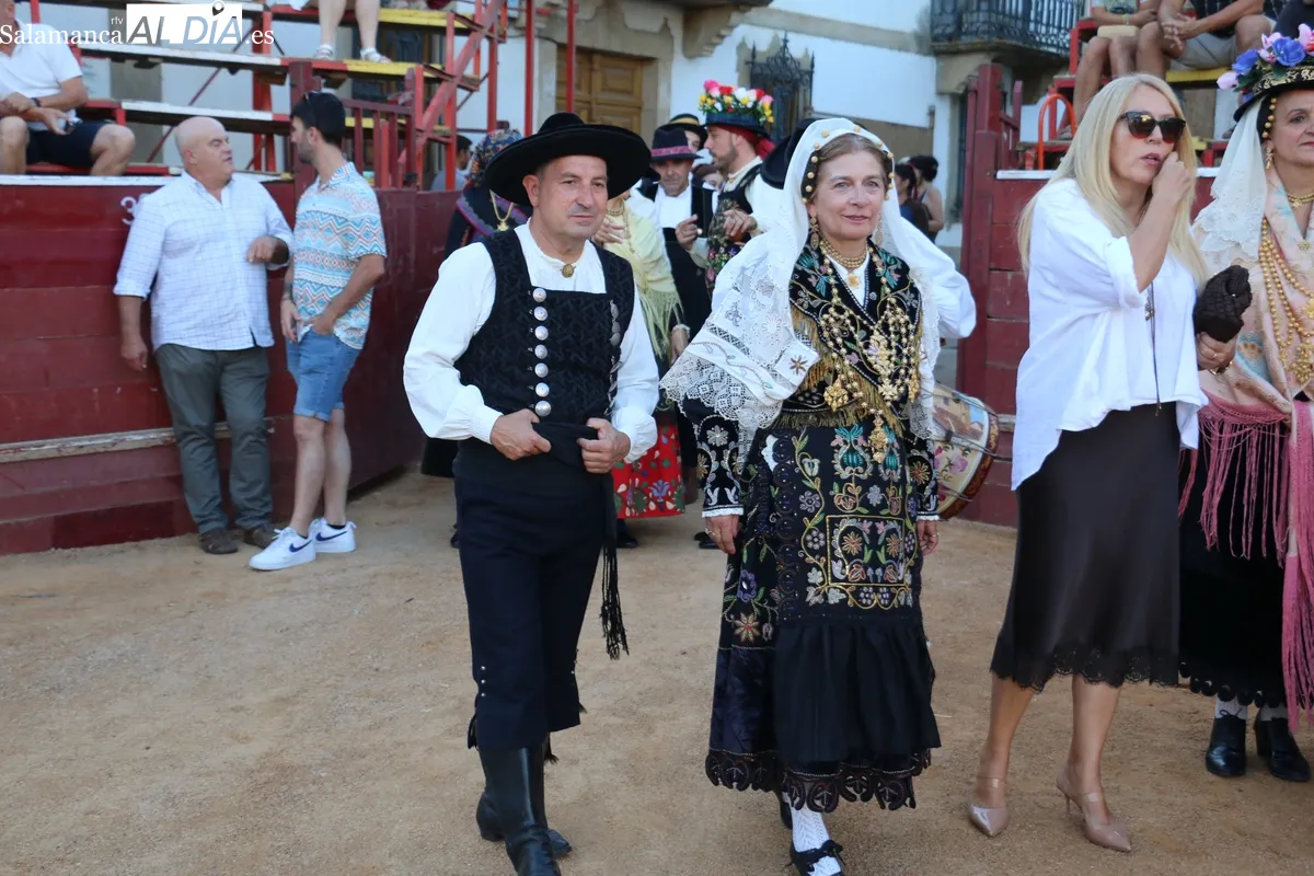 XIX Festival de Folklore con un emotivo homenaje al tamborilero de Fuenteguinaldo Jesús Andrés / CORRAL