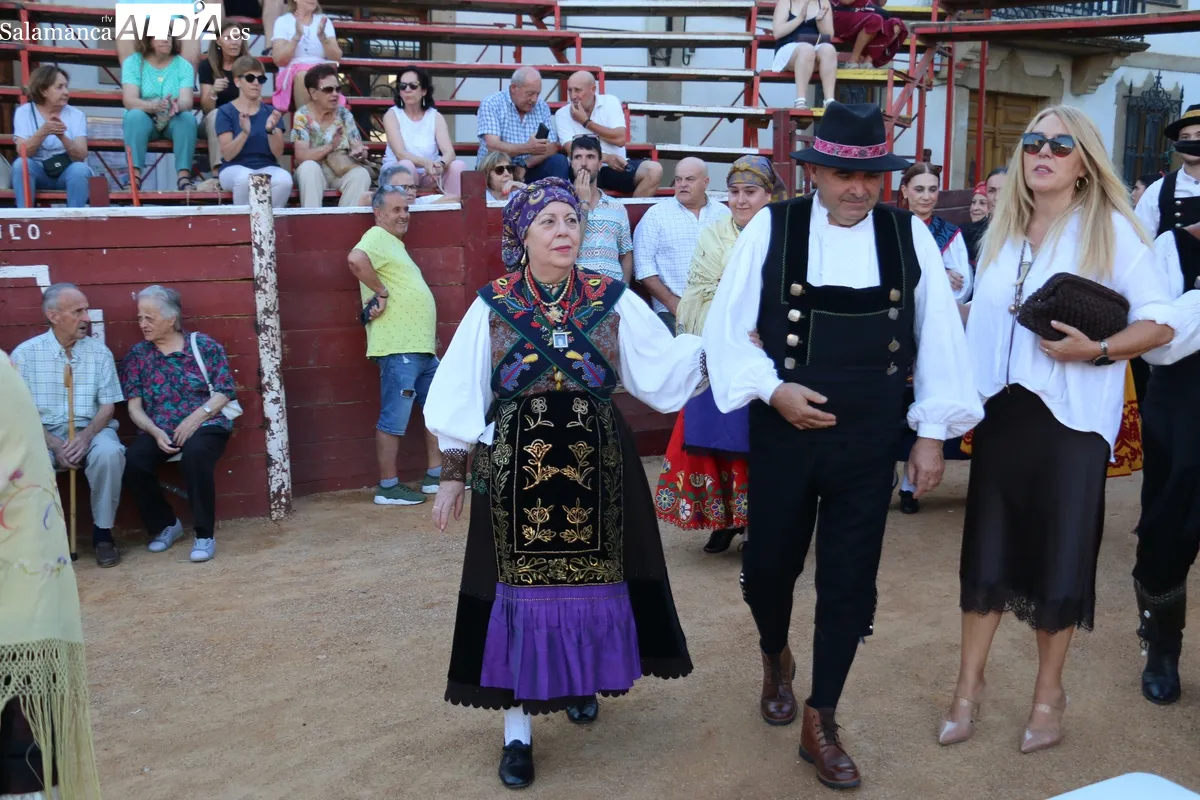 XIX Festival de Folklore con un emotivo homenaje al tamborilero de Fuenteguinaldo Jesús Andrés / CORRAL