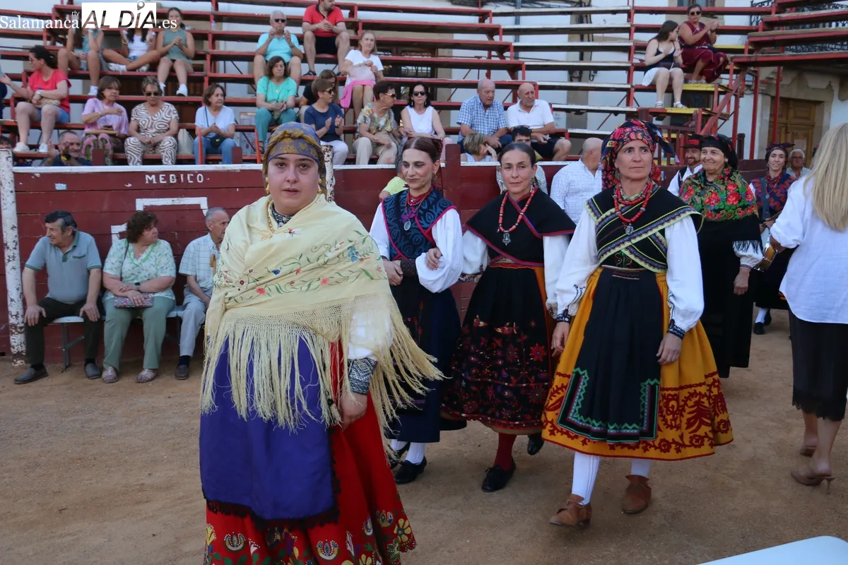 XIX Festival de Folklore con un emotivo homenaje al tamborilero de Fuenteguinaldo Jesús Andrés / CORRAL