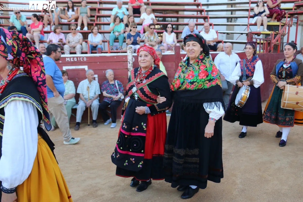 XIX Festival de Folklore con un emotivo homenaje al tamborilero de Fuenteguinaldo Jesús Andrés / CORRAL