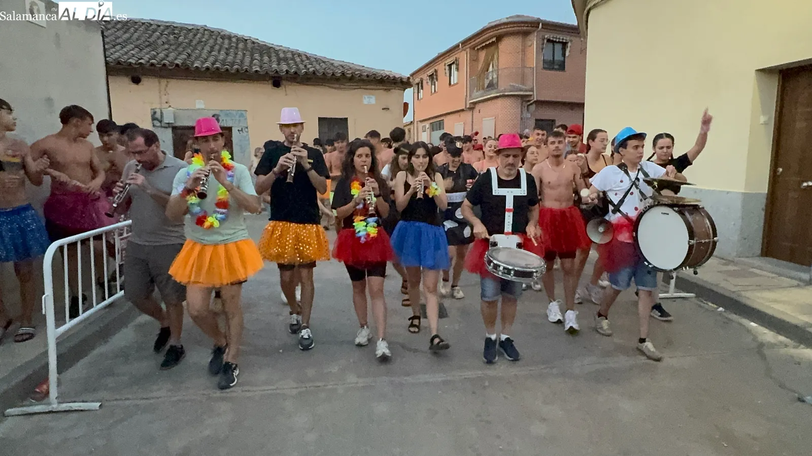 Foto 11 - Color, m&uacute;sica y mucho baile para dar una masiva bienvenida a las fiestas de San Roque en Macotera