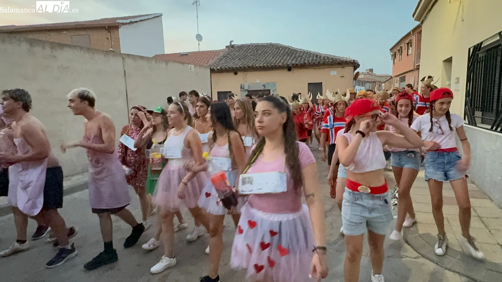 Foto 9 - Color, m&uacute;sica y mucho baile para dar una masiva bienvenida a las fiestas de San Roque en Macotera