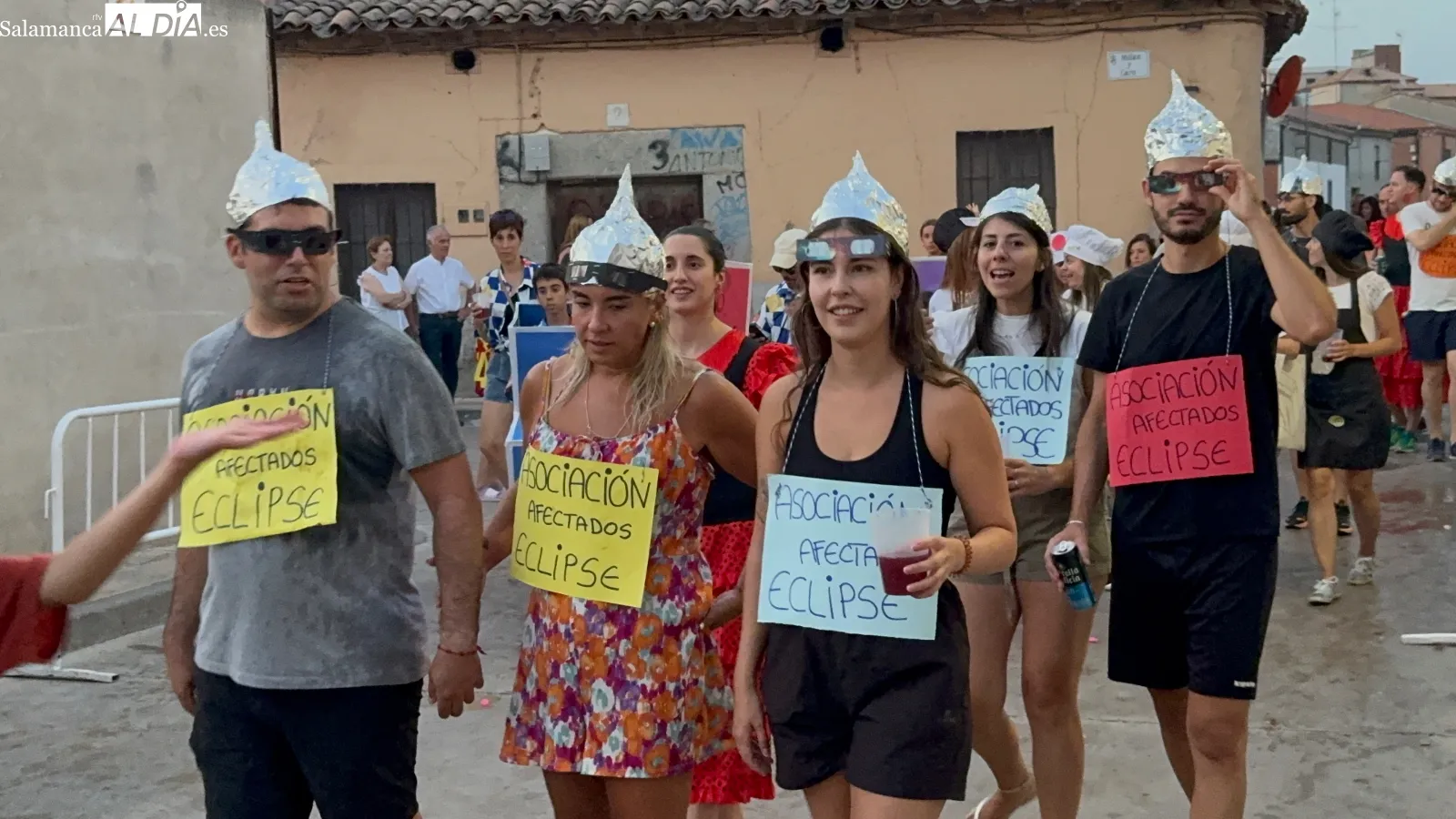 Foto 8 - Color, m&uacute;sica y mucho baile para dar una masiva bienvenida a las fiestas de San Roque en Macotera
