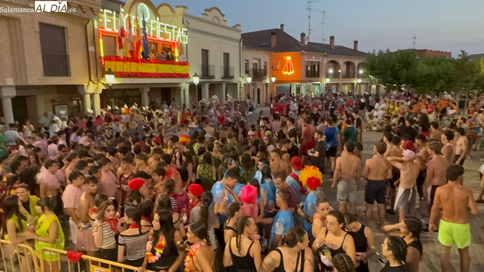 Foto 6 - Color, m&uacute;sica y mucho baile para dar una masiva bienvenida a las fiestas de San Roque en Macotera