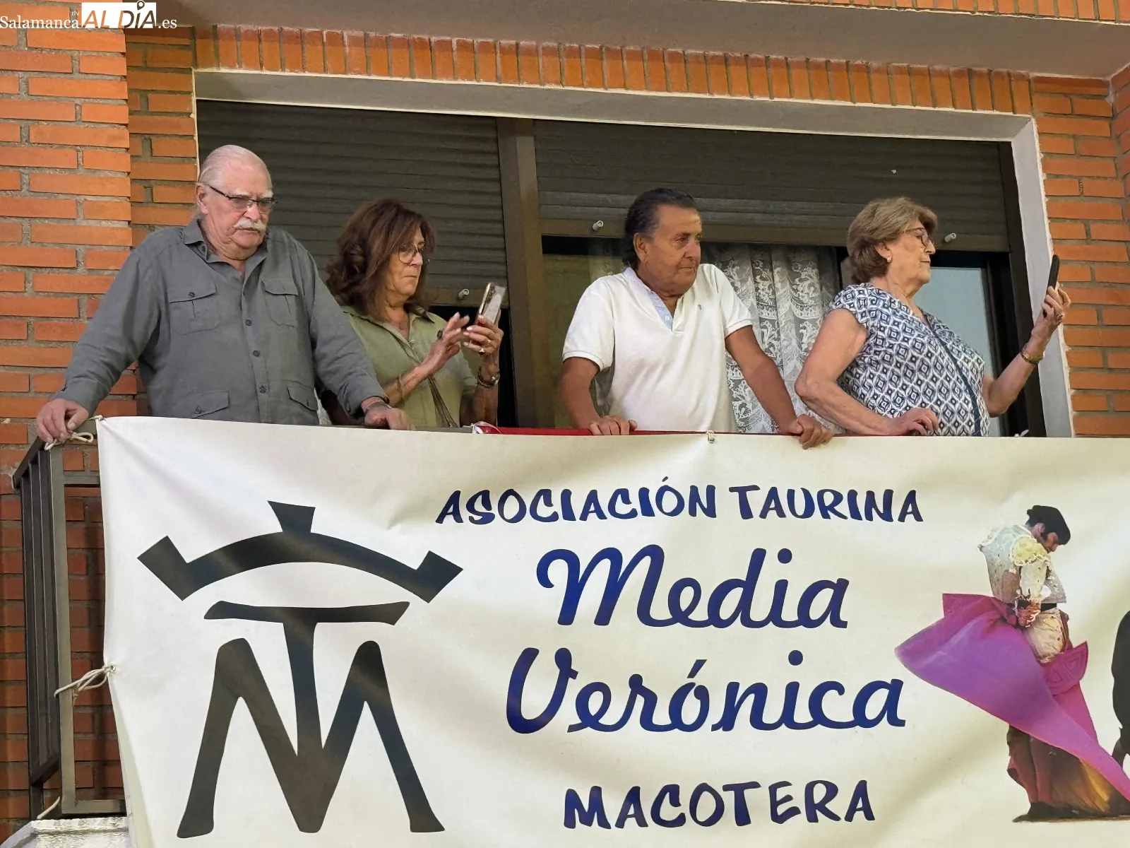 Foto 5 - Color, m&uacute;sica y mucho baile para dar una masiva bienvenida a las fiestas de San Roque en Macotera