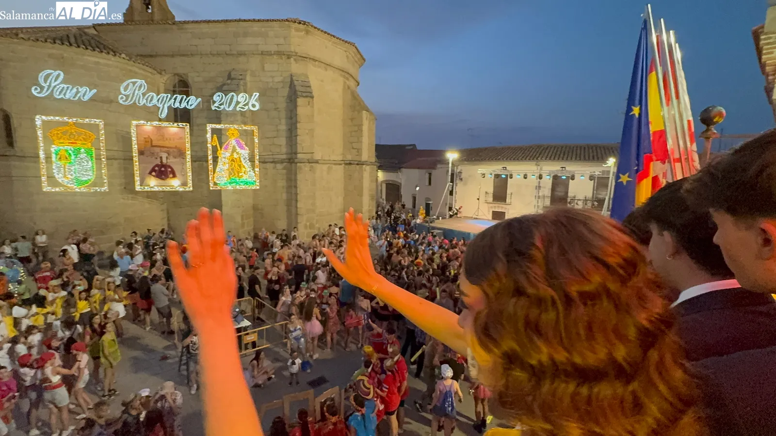 Foto 4 - Color, m&uacute;sica y mucho baile para dar una masiva bienvenida a las fiestas de San Roque en Macotera