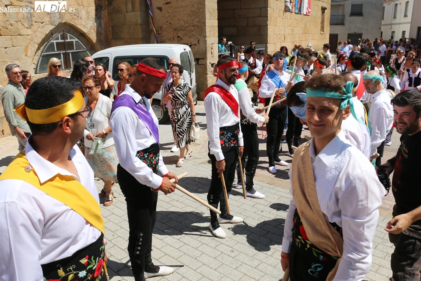 Las danzas de paleos y el baile del cordón pusieron la nota tradicional en este día de San Lorenzo en Saucelle / CORRAL