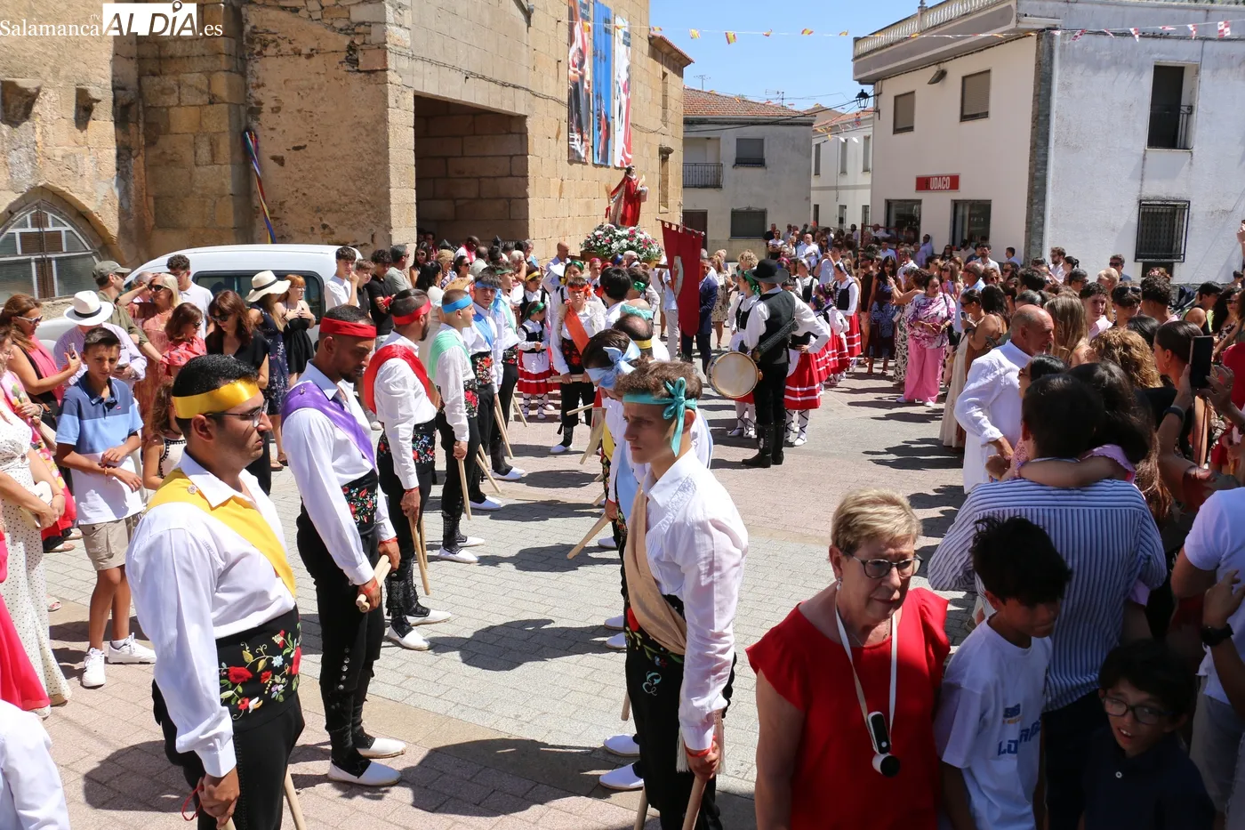 Las danzas de paleos y el baile del cordón pusieron la nota tradicional en este día de San Lorenzo en Saucelle / CORRAL