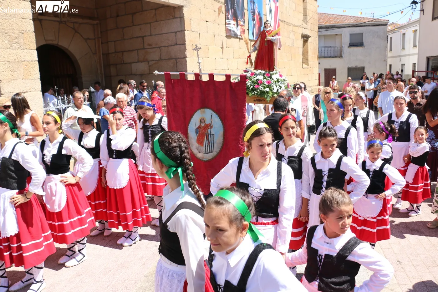 Las danzas de paleos y el baile del cordón pusieron la nota tradicional en este día de San Lorenzo en Saucelle / CORRAL