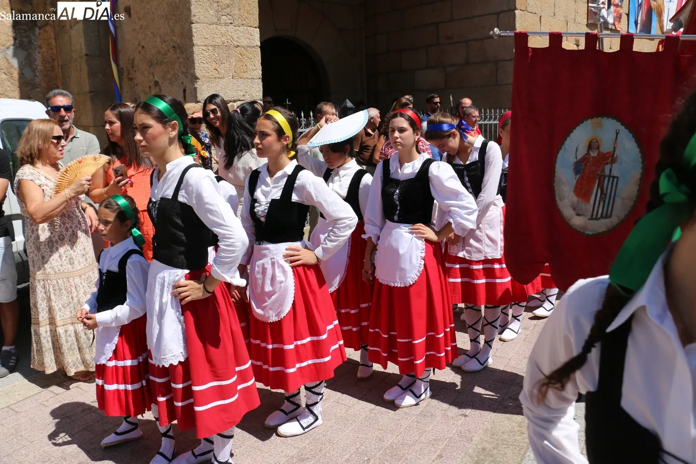 Las danzas de paleos y el baile del cordón pusieron la nota tradicional en este día de San Lorenzo en Saucelle / CORRAL
