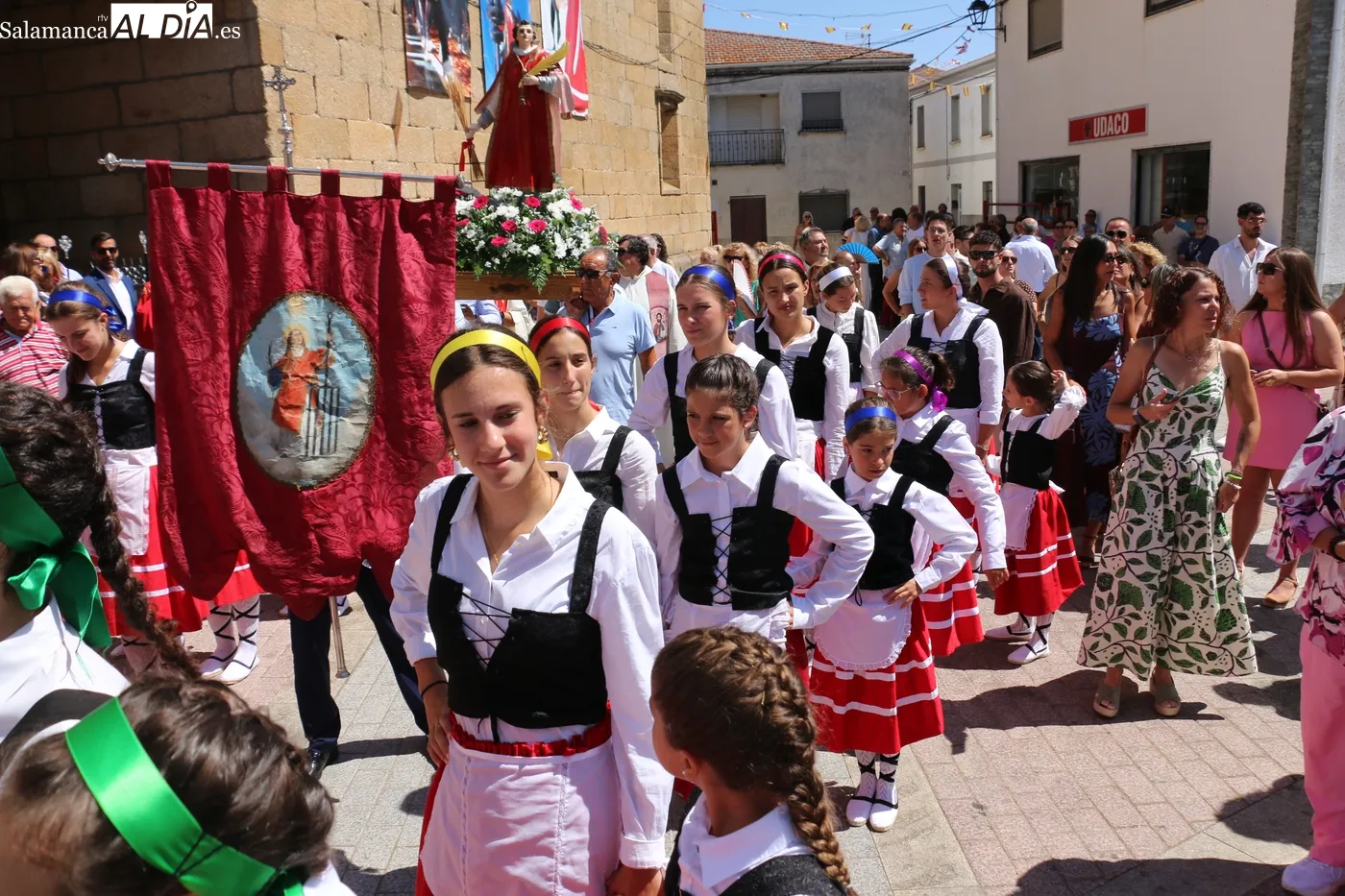 Las danzas de paleos y el baile del cordón pusieron la nota tradicional en este día de San Lorenzo en Saucelle / CORRAL