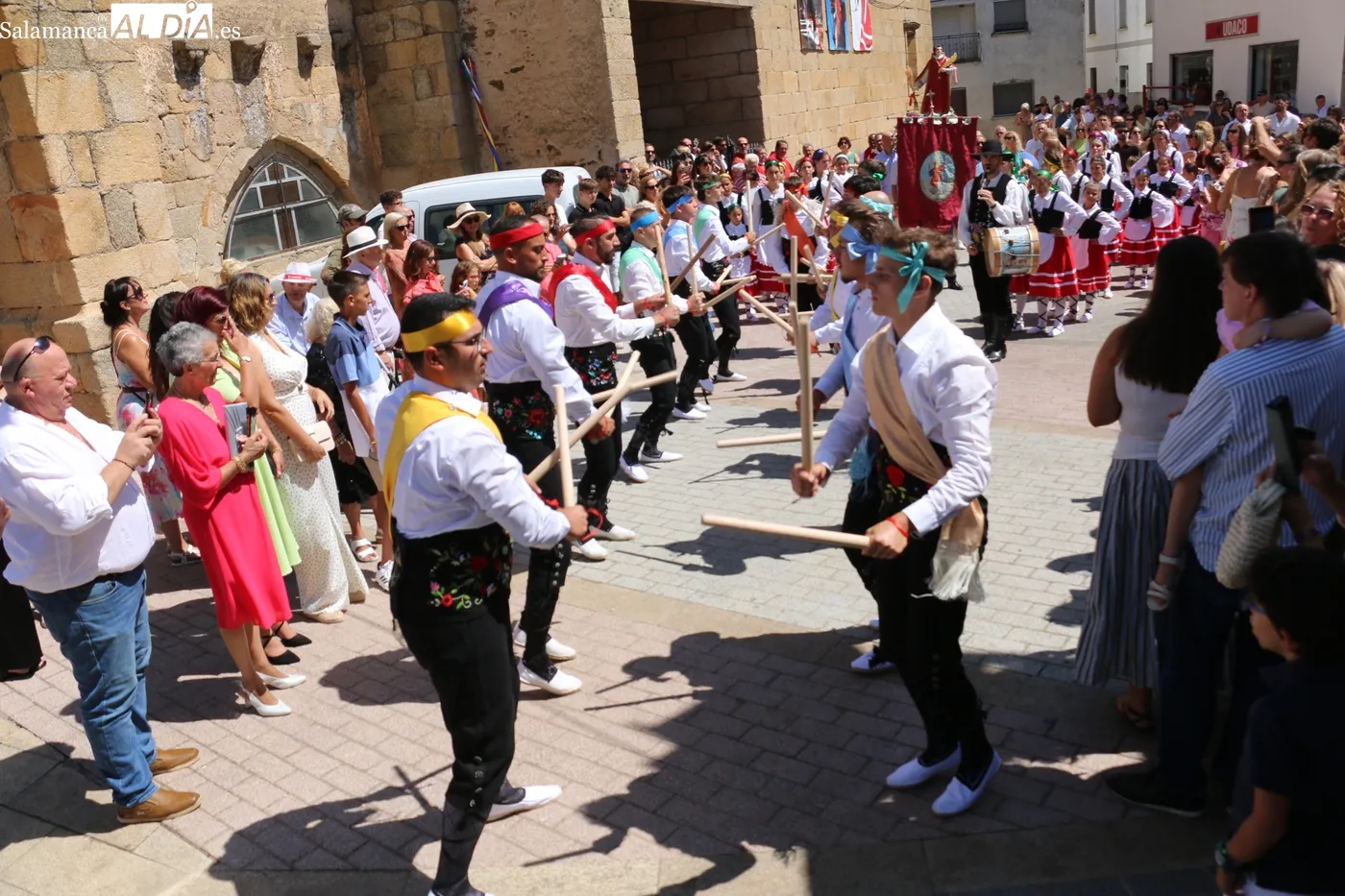 Las danzas de paleos y el baile del cordón pusieron la nota tradicional en este día de San Lorenzo en Saucelle / CORRAL