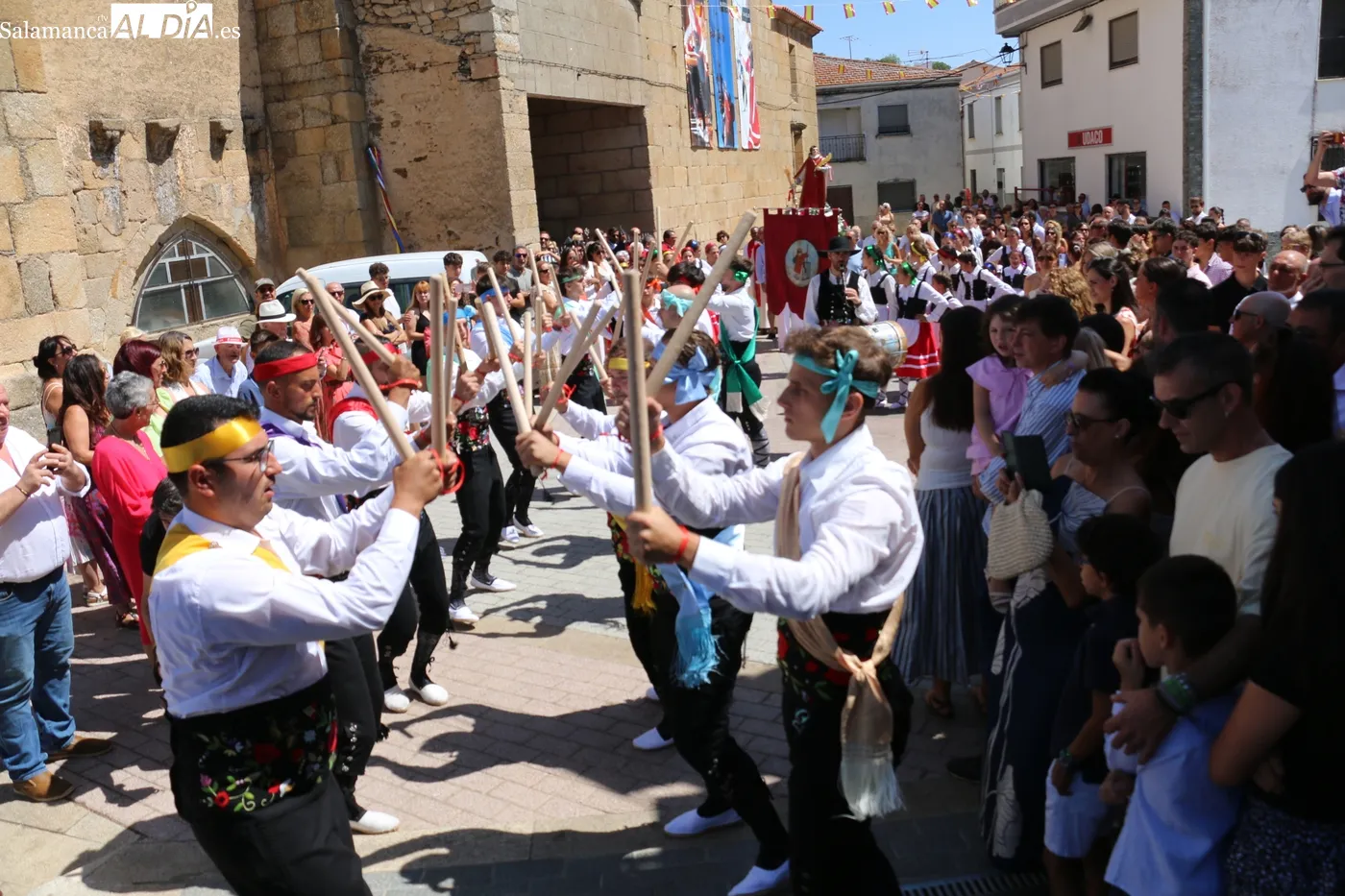 Las danzas de paleos y el baile del cordón pusieron la nota tradicional en este día de San Lorenzo en Saucelle / CORRAL