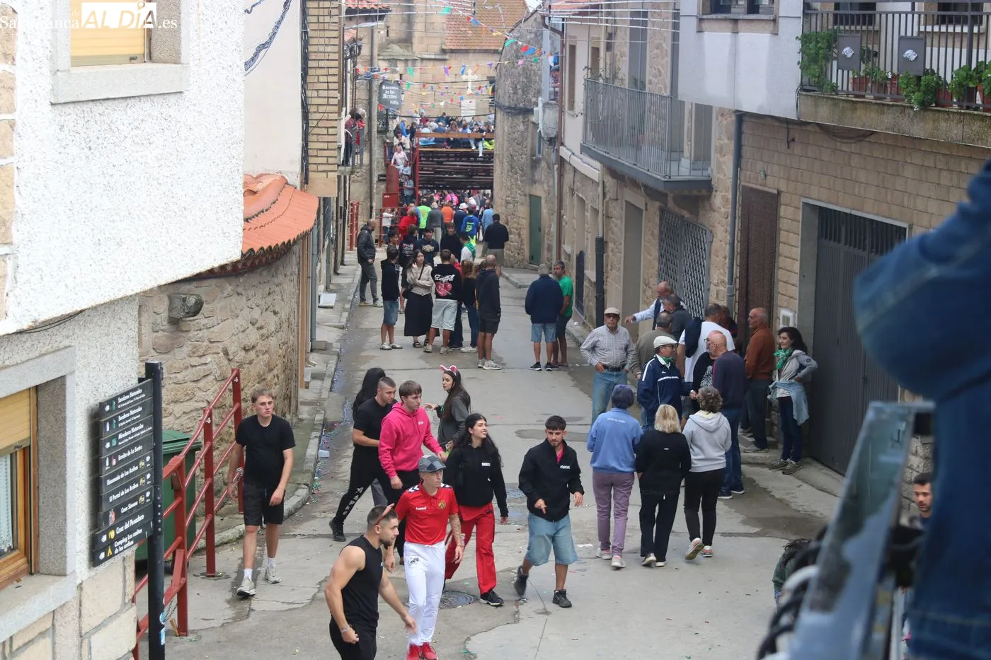 Un primer encierro a caballo en Aldeadávila marcado por leves lluvias y contratiempos en la suelta de toros / ARIAS