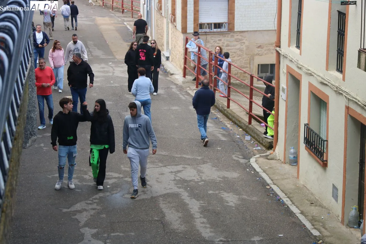 Un primer encierro a caballo en Aldeadávila marcado por leves lluvias y contratiempos en la suelta de toros / ARIAS