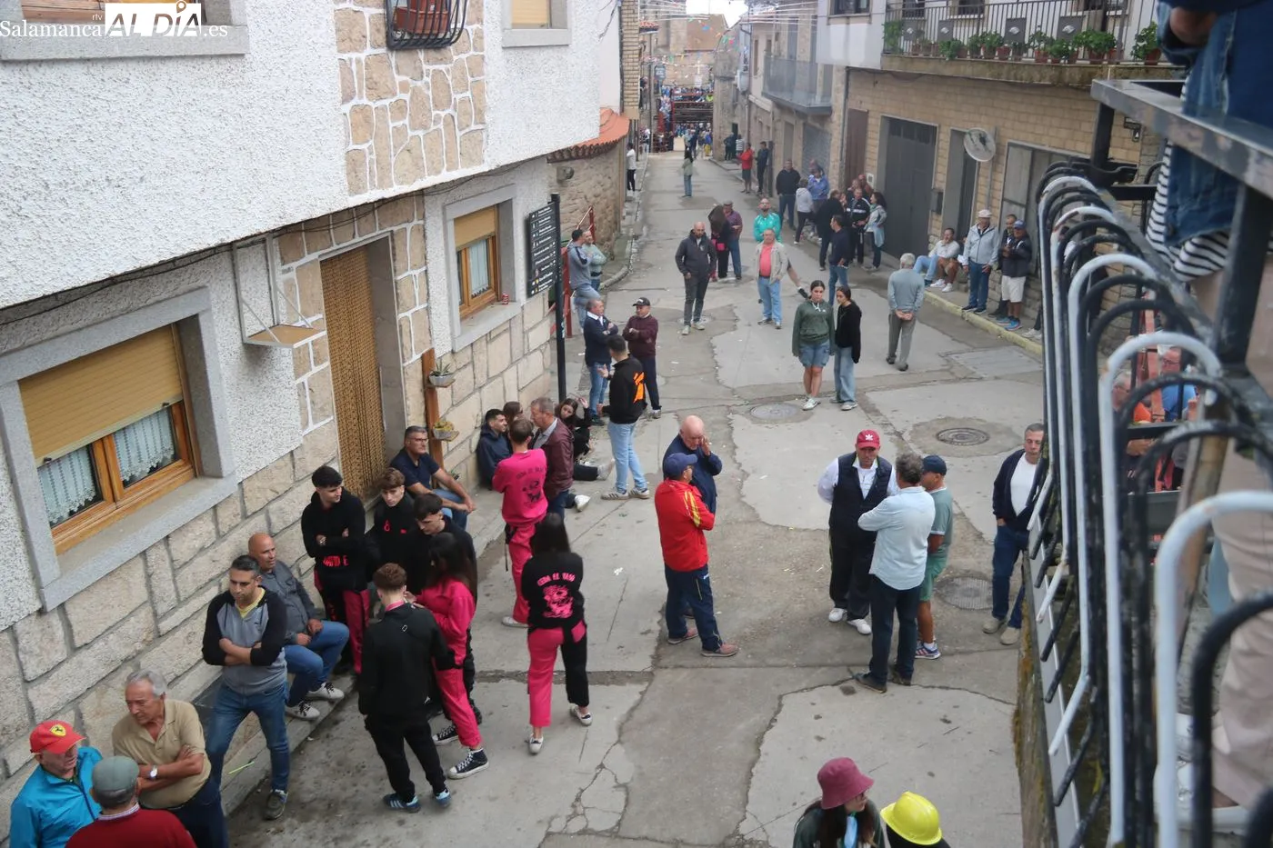Un primer encierro a caballo en Aldeadávila marcado por leves lluvias y contratiempos en la suelta de toros / ARIAS