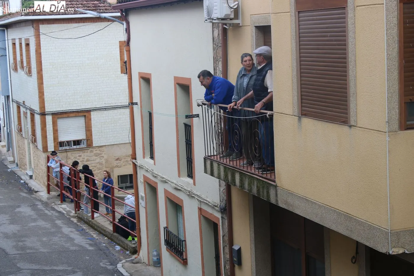Un primer encierro a caballo en Aldeadávila marcado por leves lluvias y contratiempos en la suelta de toros / ARIAS