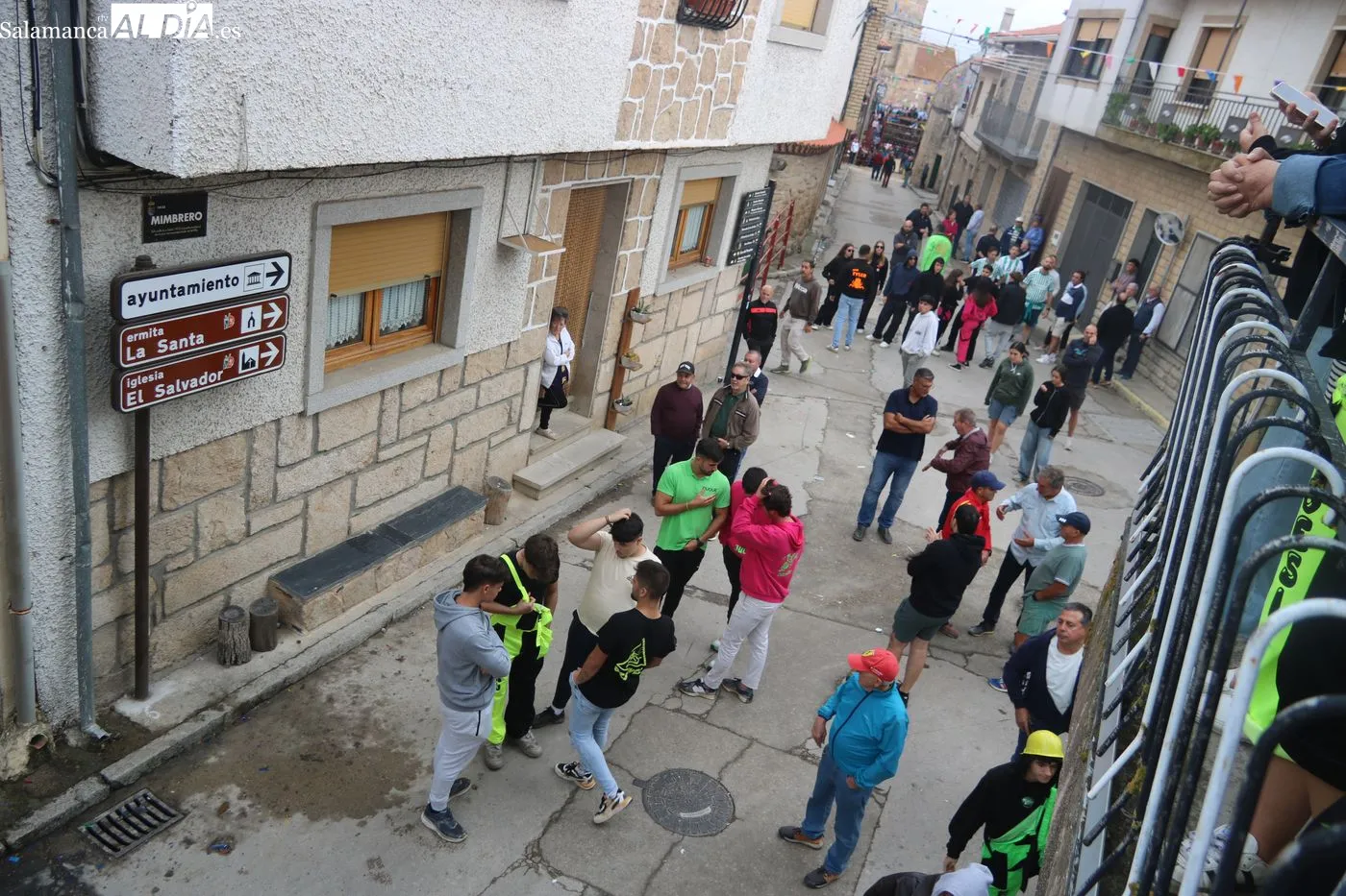 Un primer encierro a caballo en Aldeadávila marcado por leves lluvias y contratiempos en la suelta de toros / ARIAS