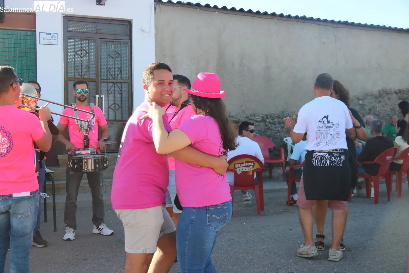 La penúltima jornada de fiestas de las Madrinas termina con charanga y pelota a mano / ARIAS