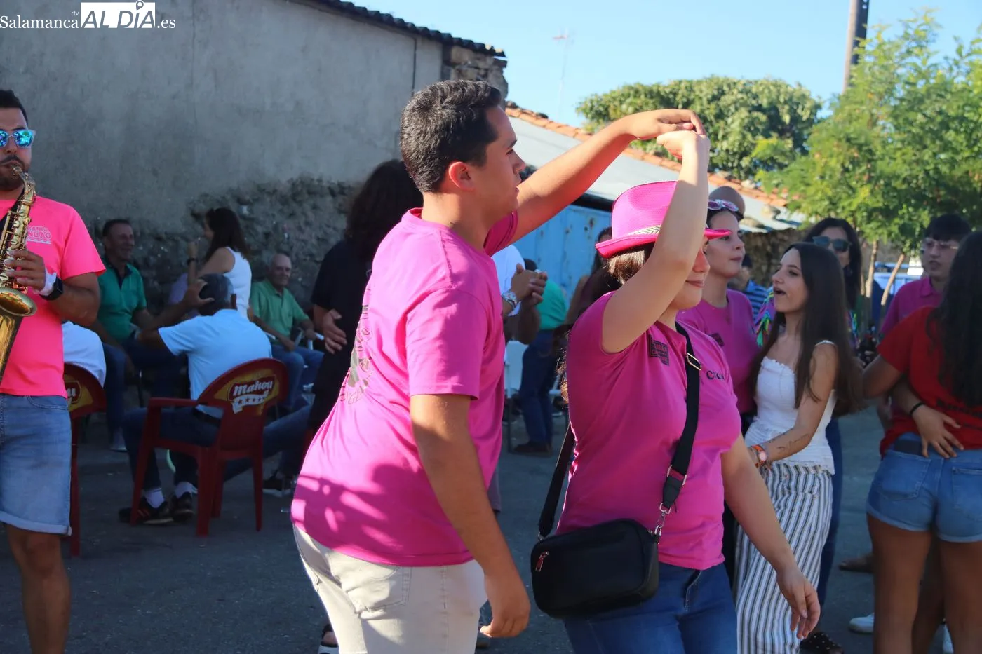 La penúltima jornada de fiestas de las Madrinas termina con charanga y pelota a mano / ARIAS
