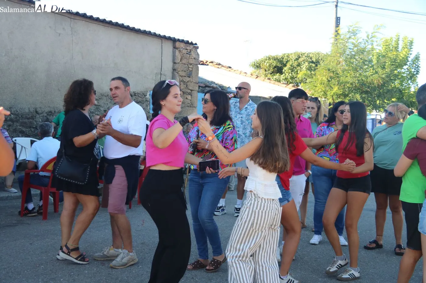 La penúltima jornada de fiestas de las Madrinas termina con charanga y pelota a mano / ARIAS