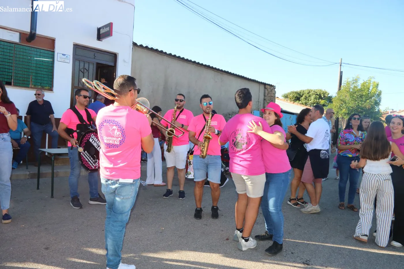 La penúltima jornada de fiestas de las Madrinas termina con charanga y pelota a mano / ARIAS