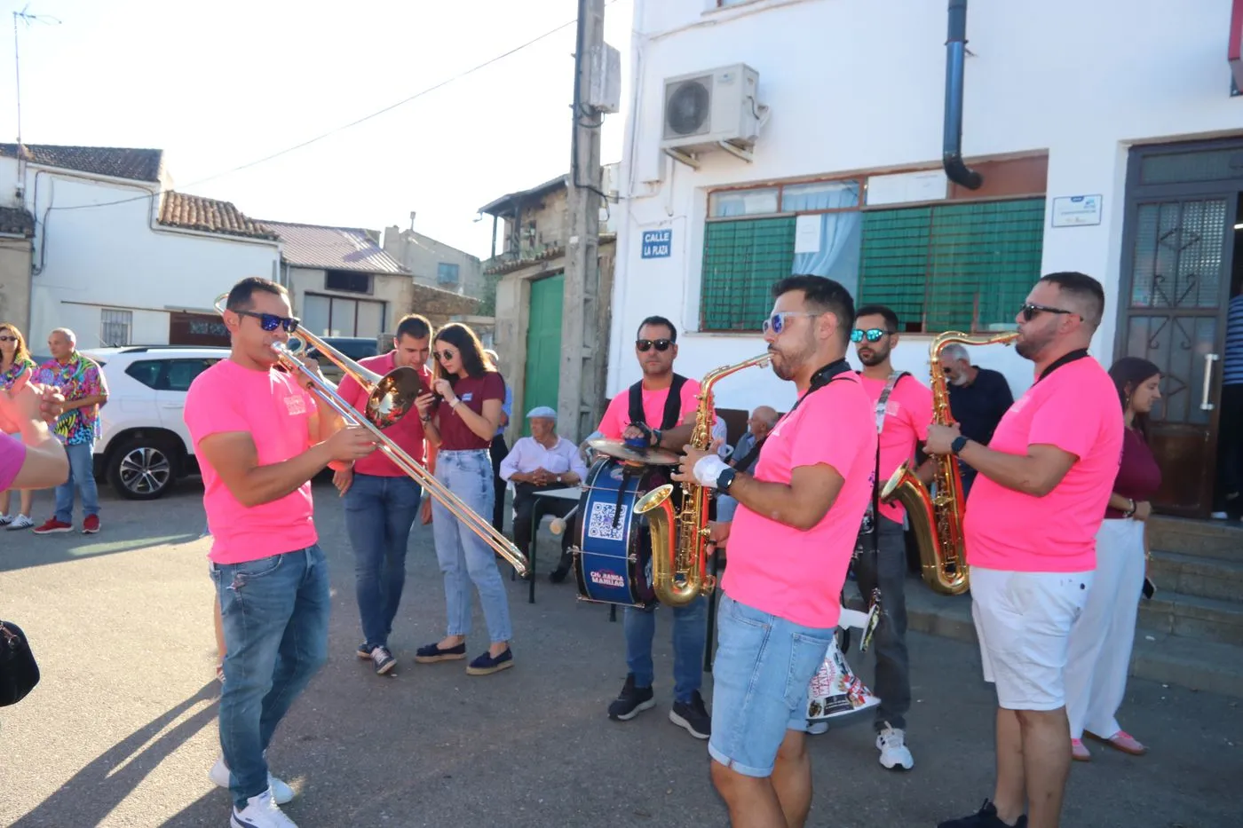 La penúltima jornada de fiestas de las Madrinas termina con charanga y pelota a mano / ARIAS